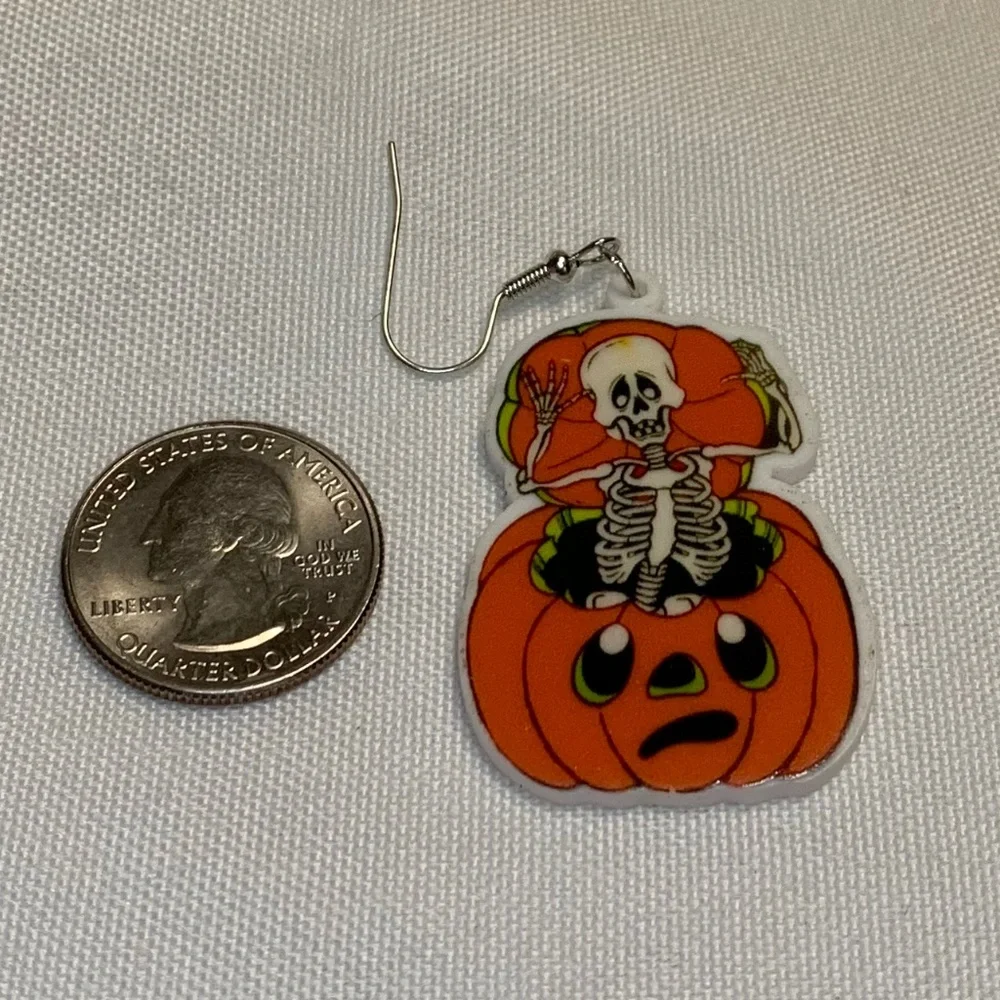 NWT! Adorable Acrylic Retro Design Skeleton and Pumpkin Halloween Earrings!